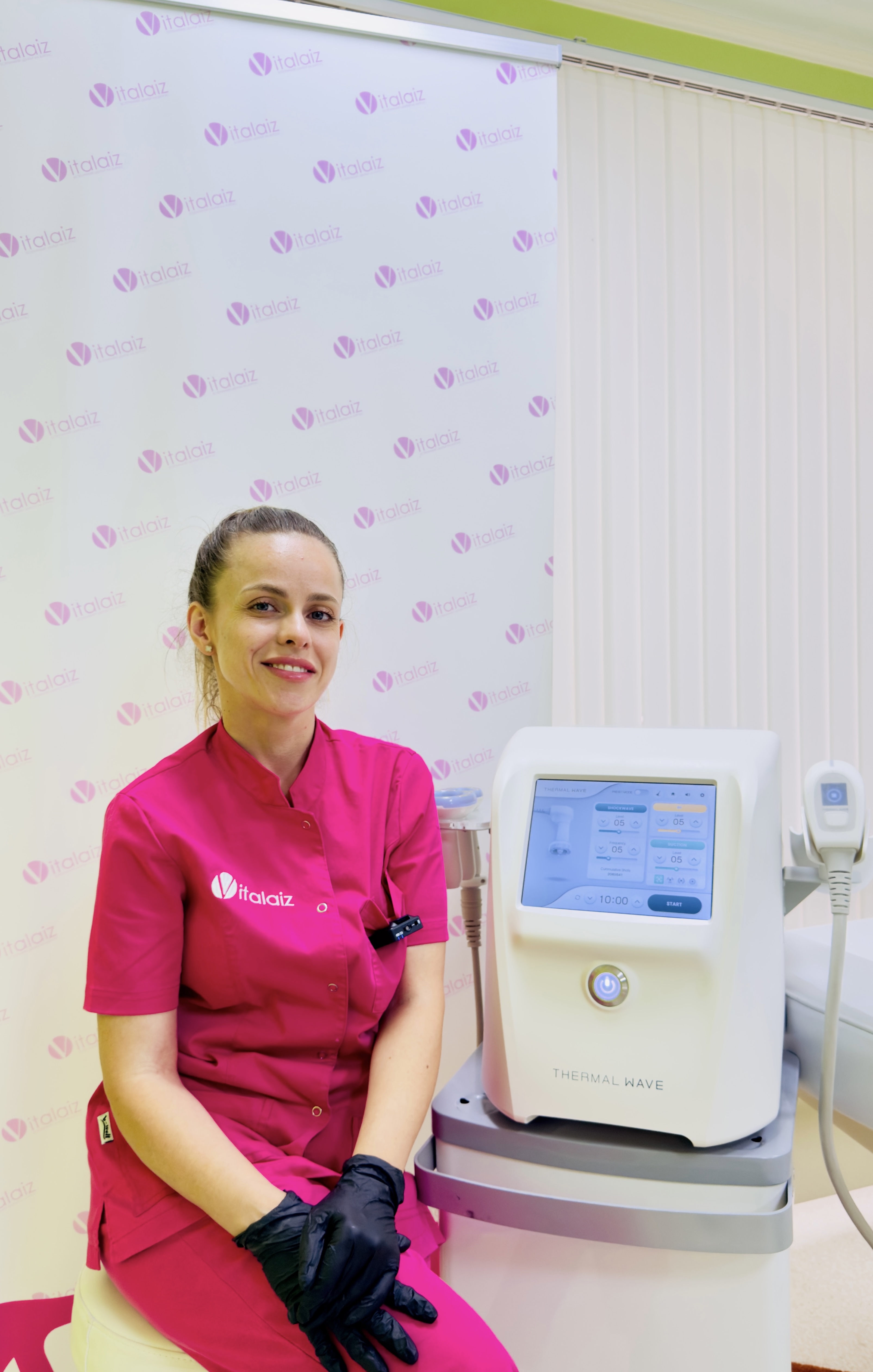 Антицелулитна терапия с THERMAL WAVE® във Vitalaiz, Бургас: специалист прилага ударна вълна и радиочестота по бедрото